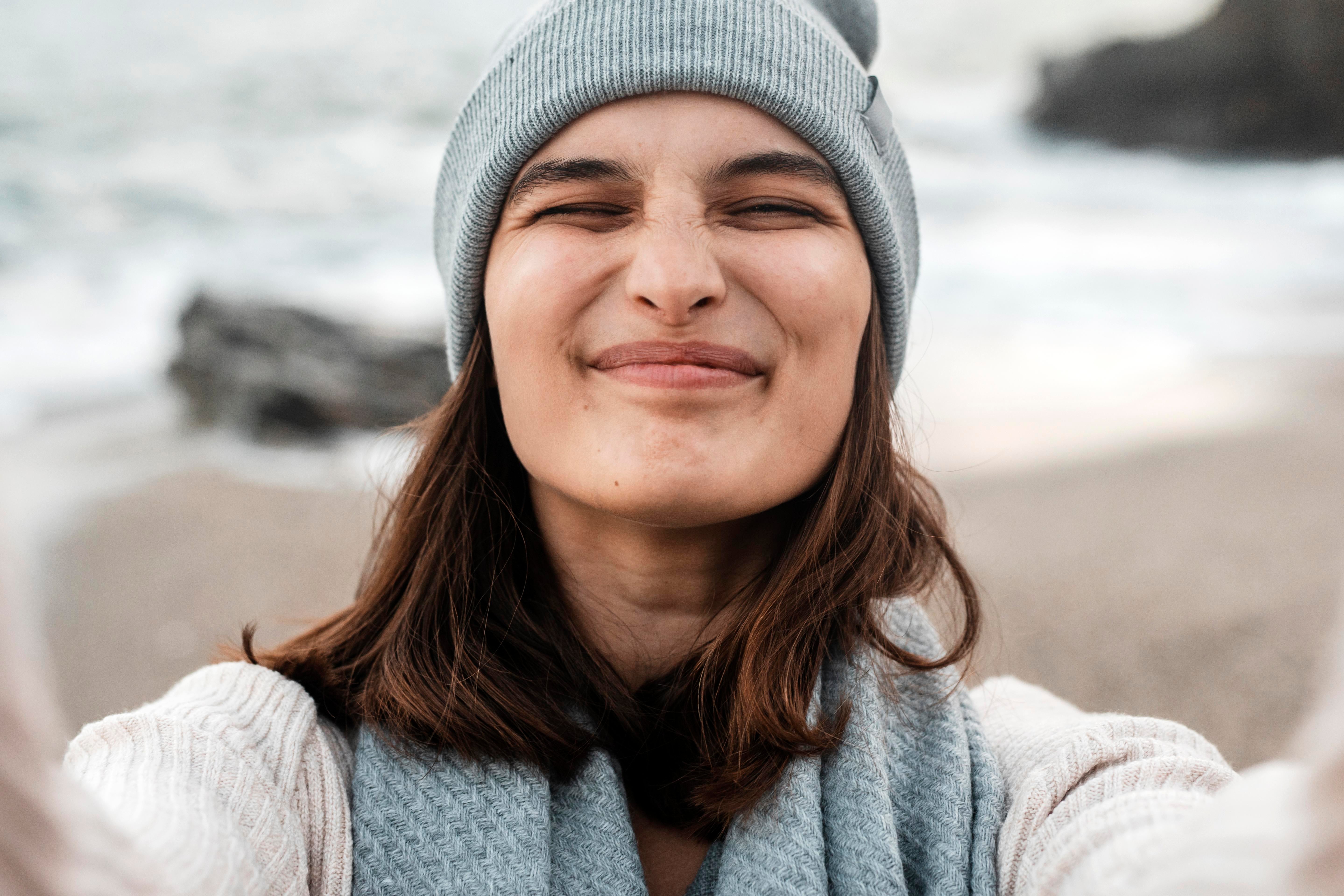 files/smiley-woman-taking-selfie-beach.jpg